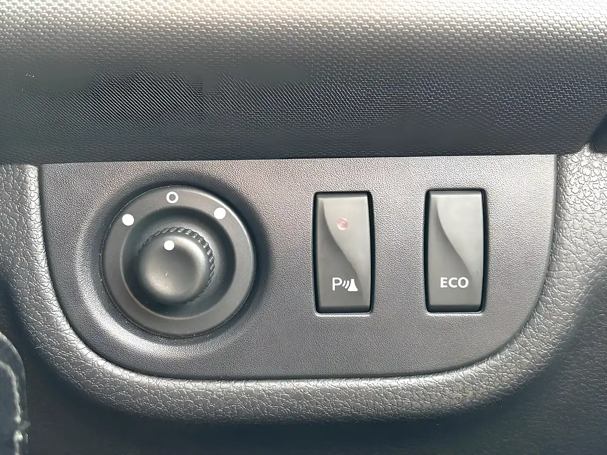 Used 2015 Dacia Sandero Stepway Laureate White - Interior and Exterior details 13