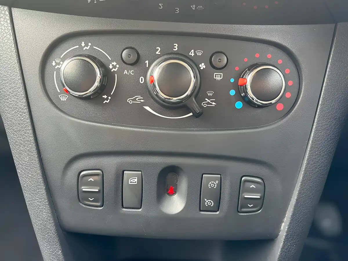 Used 2015 Dacia Sandero Stepway Laureate White - Interior and Exterior details 17