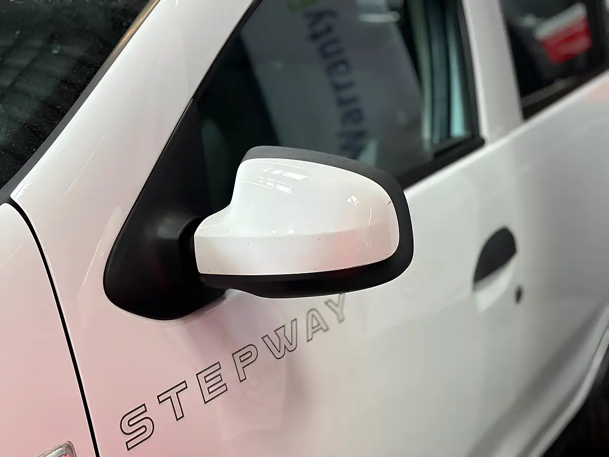 Used 2015 Dacia Sandero Stepway Laureate White - Interior and Exterior details 18