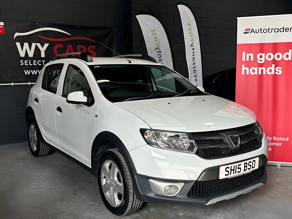 Used 2015 Dacia Sandero Stepway Laureate White - Interior and Exterior details 4