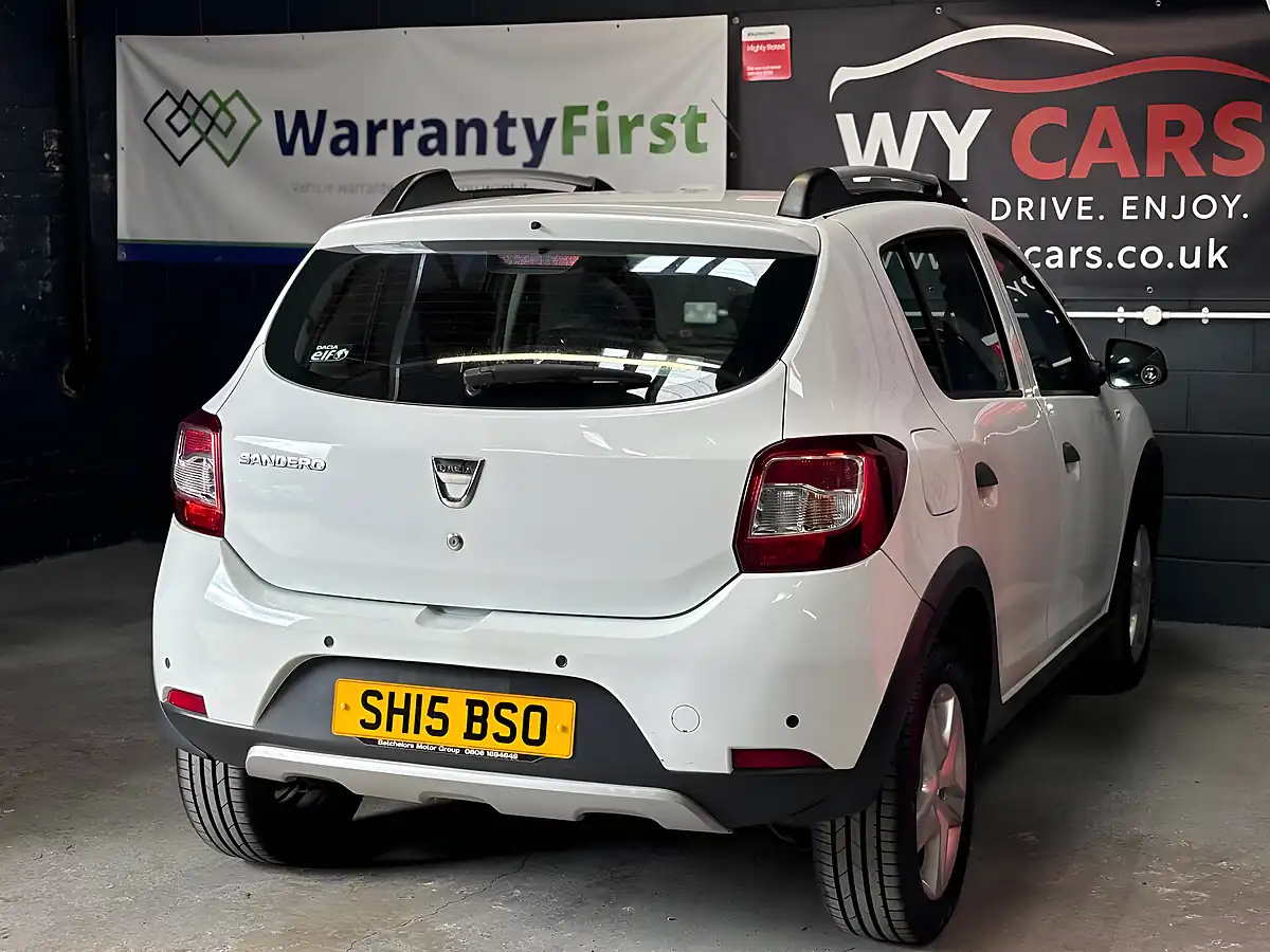Used 2015 Dacia Sandero Stepway Laureate White - Interior and Exterior details 8