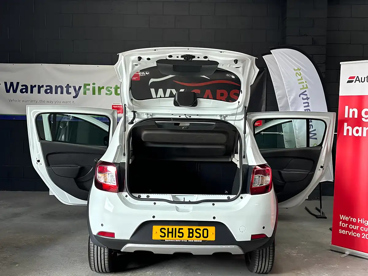 Used 2015 Dacia Sandero Stepway Laureate White - Interior and Exterior details 9