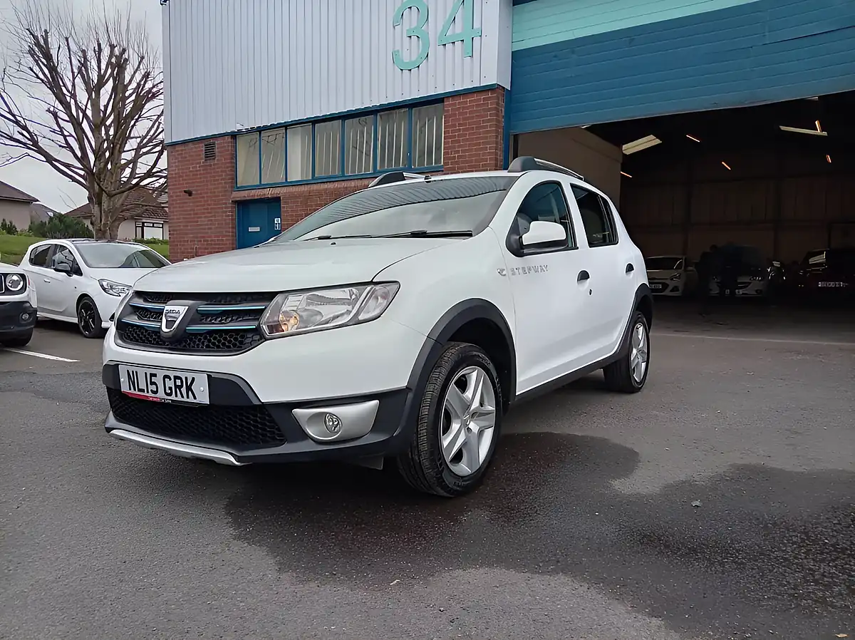 Used 2015 Dacia Sandero Stepway Laureate White - Front View