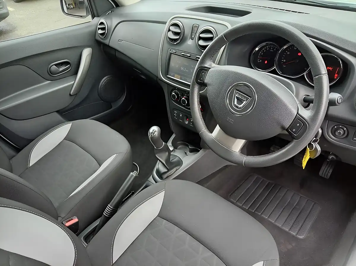 Used 2015 Dacia Sandero Stepway Laureate White - Interior and Exterior details 10