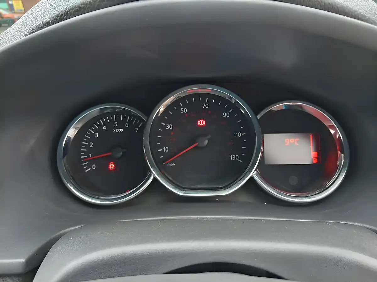 Used 2015 Dacia Sandero Stepway Laureate White - Interior and Exterior details 11