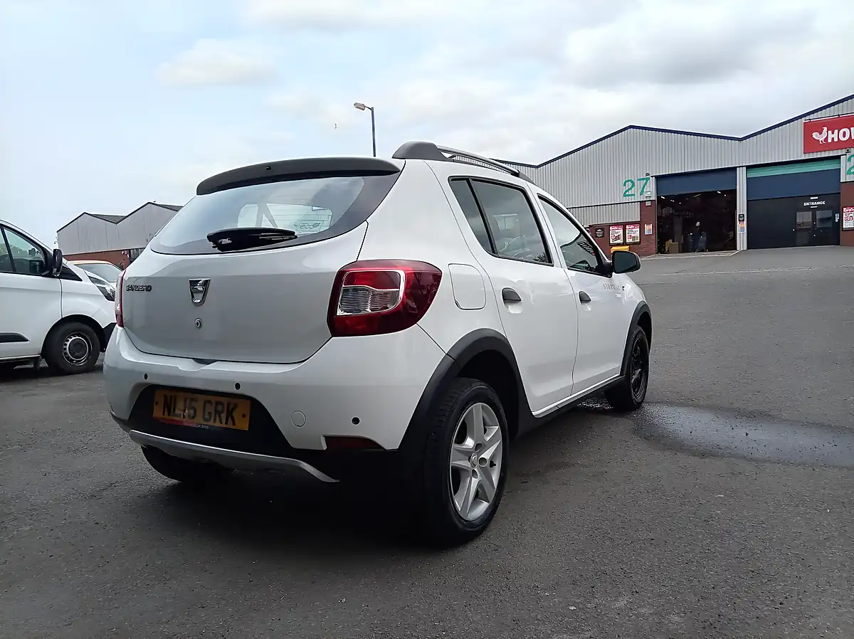 Used 2015 Dacia Sandero Stepway Laureate White - Interior and Exterior details 5