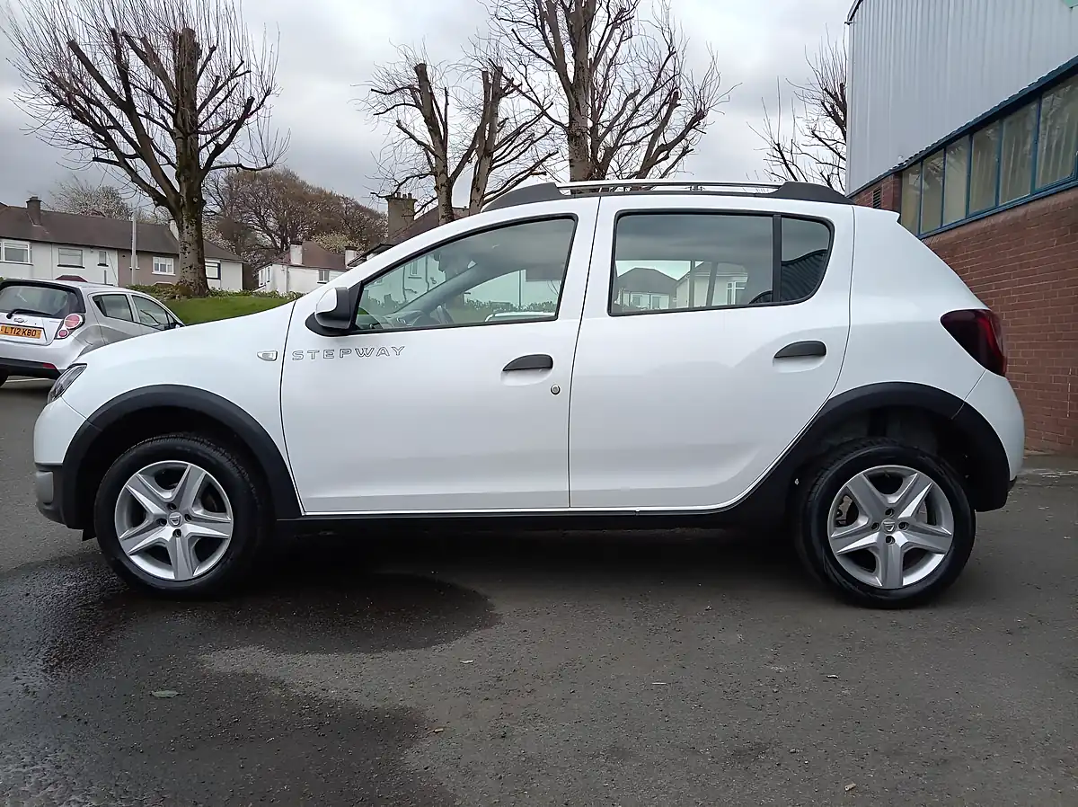 Used 2015 Dacia Sandero Stepway Laureate White - Interior and Exterior details 6