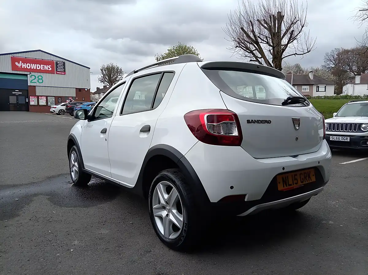Used 2015 Dacia Sandero Stepway Laureate White - Interior and Exterior details 7