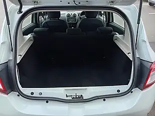 Used 2015 Dacia Sandero Stepway Laureate White - Interior and Exterior details 9