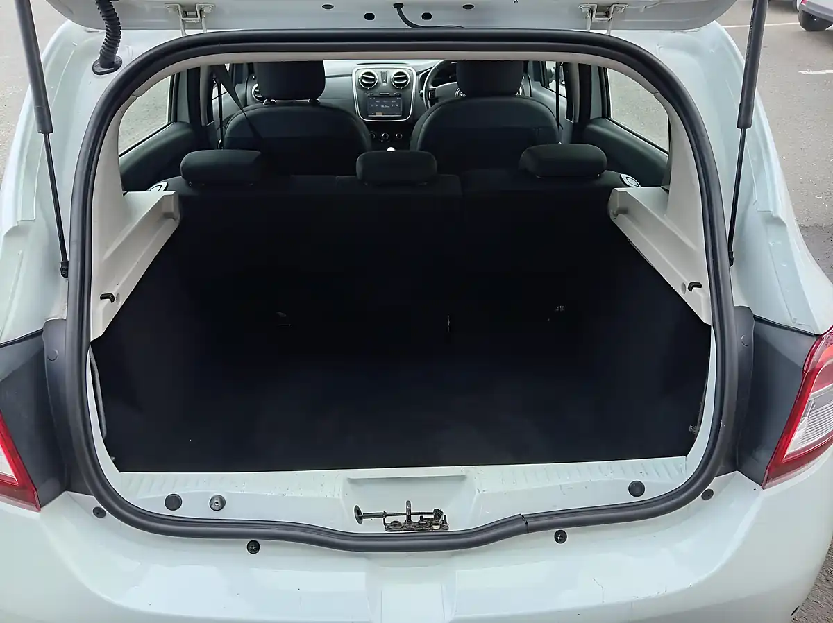 Used 2015 Dacia Sandero Stepway Laureate White - Interior and Exterior details 9