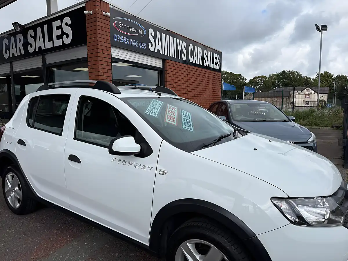 Used 2015 Dacia Sandero Stepway Laureate White - Interior and Exterior details 10