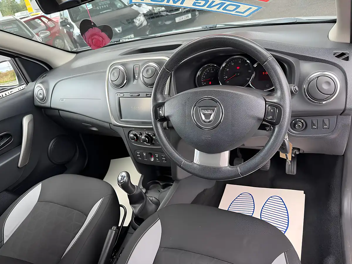 Used 2015 Dacia Sandero Stepway Laureate White - Interior and Exterior details 12