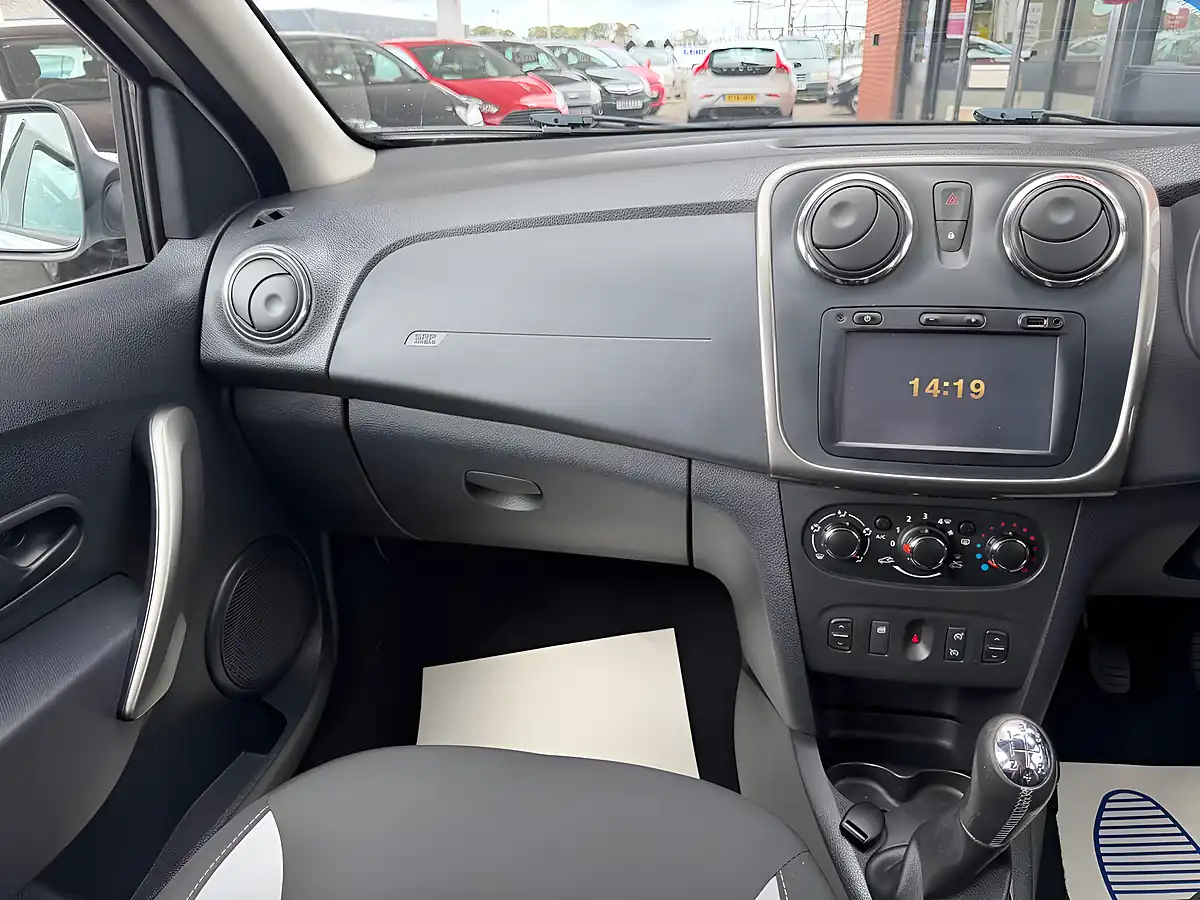 Used 2015 Dacia Sandero Stepway Laureate White - Interior and Exterior details 14