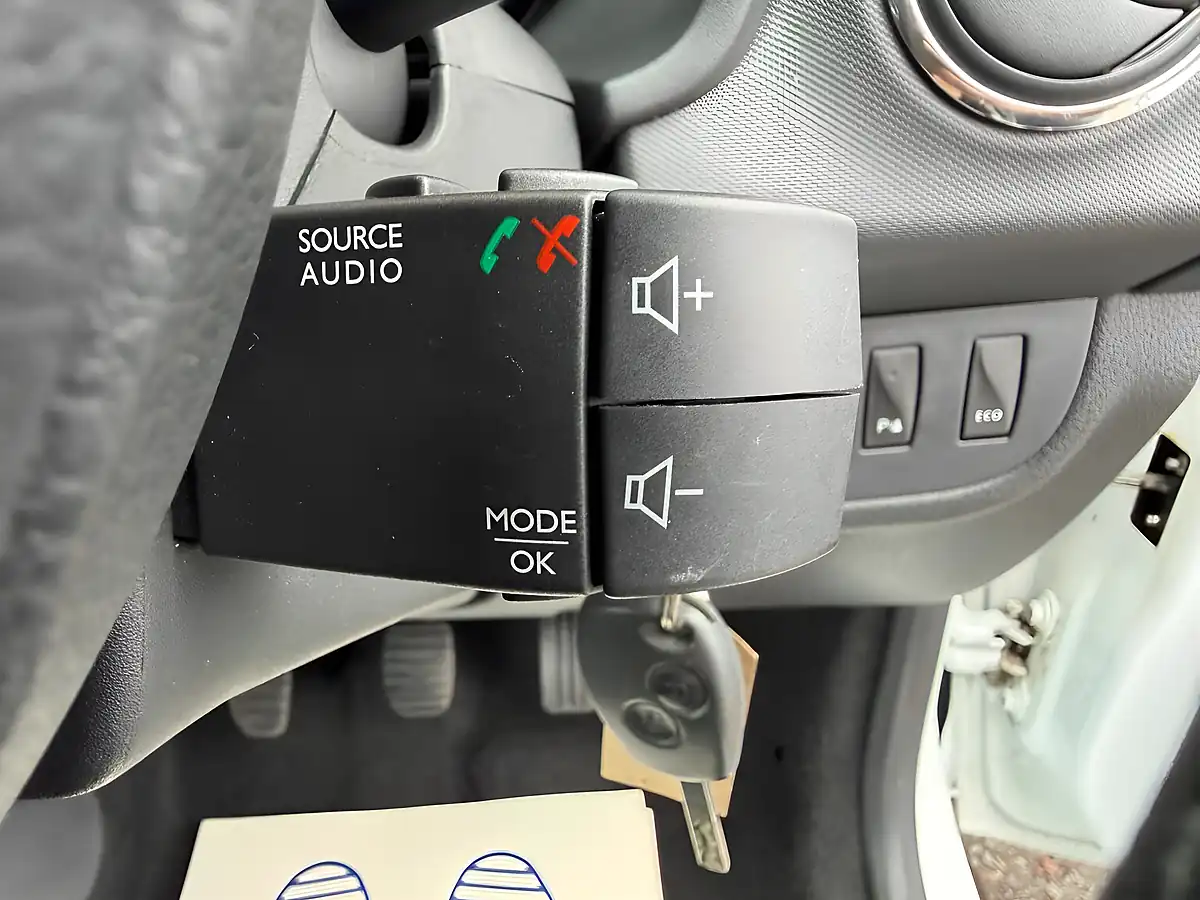 Used 2015 Dacia Sandero Stepway Laureate White - Interior and Exterior details 16
