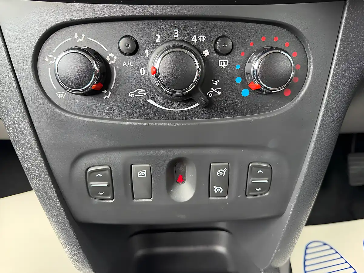 Used 2015 Dacia Sandero Stepway Laureate White - Interior and Exterior details 17