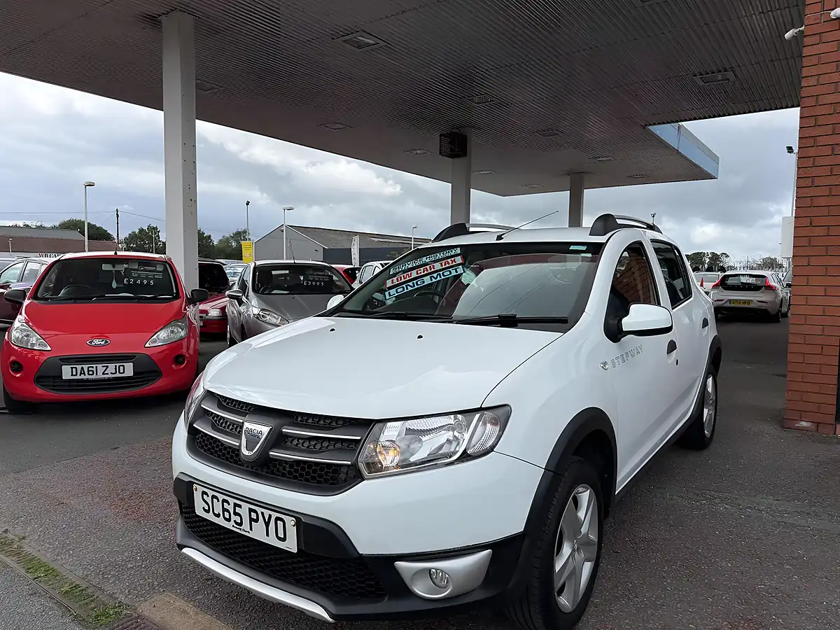 Used 2015 Dacia Sandero Stepway Laureate White - Interior and Exterior details 2