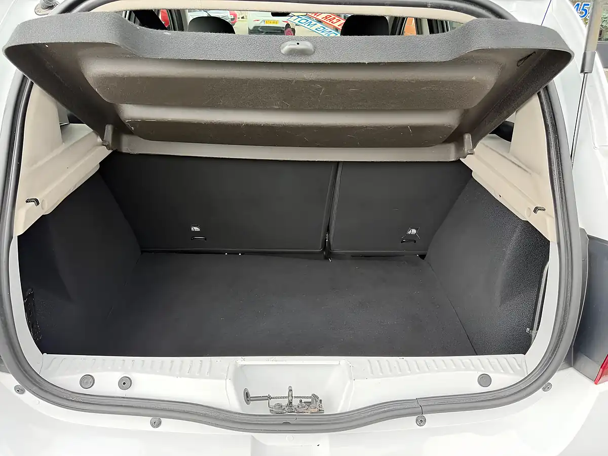 Used 2015 Dacia Sandero Stepway Laureate White - Interior and Exterior details 20