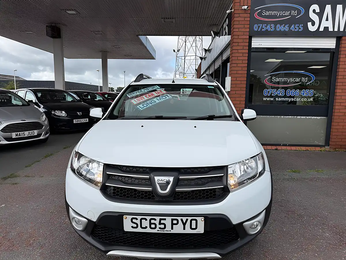 Used 2015 Dacia Sandero Stepway Laureate White - Interior and Exterior details 3