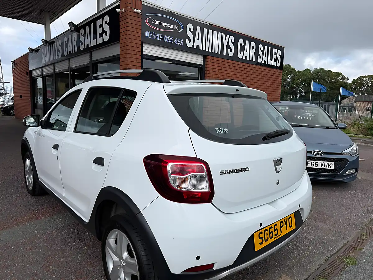 Used 2015 Dacia Sandero Stepway Laureate White - Interior and Exterior details 5