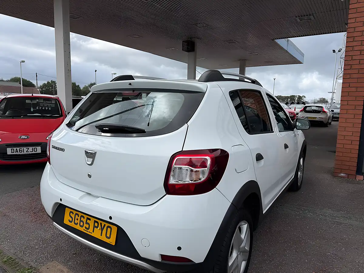 Used 2015 Dacia Sandero Stepway Laureate White - Interior and Exterior details 6