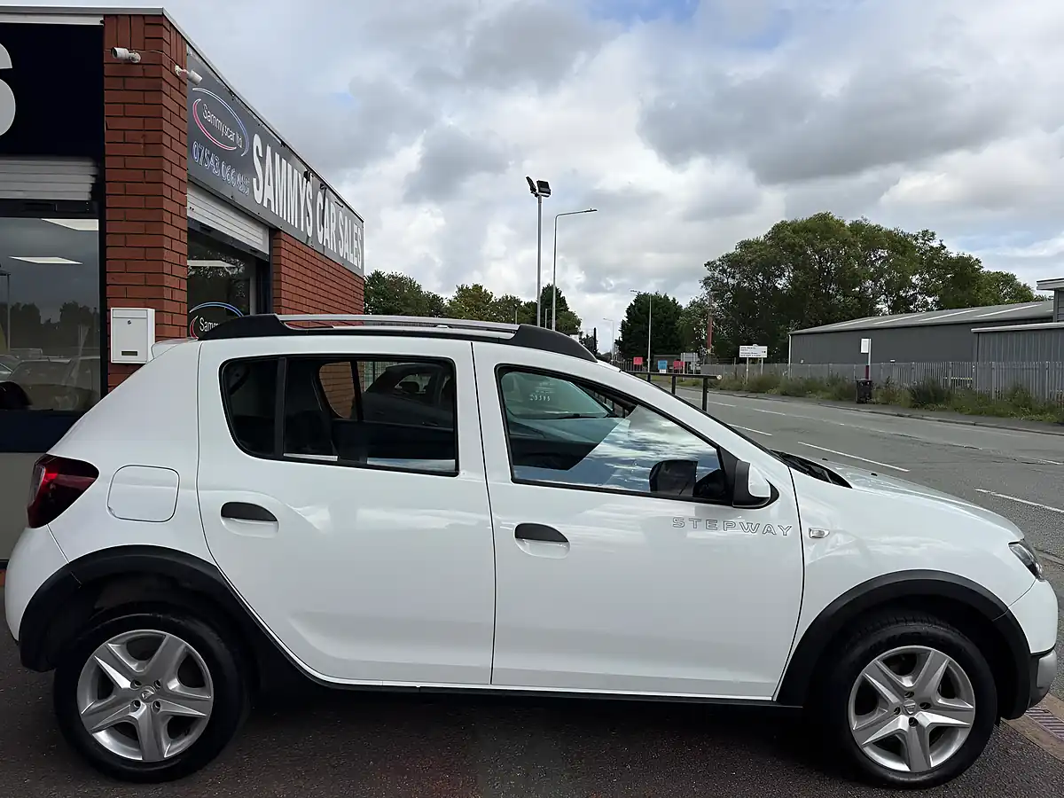 Used 2015 Dacia Sandero Stepway Laureate White - Interior and Exterior details 7