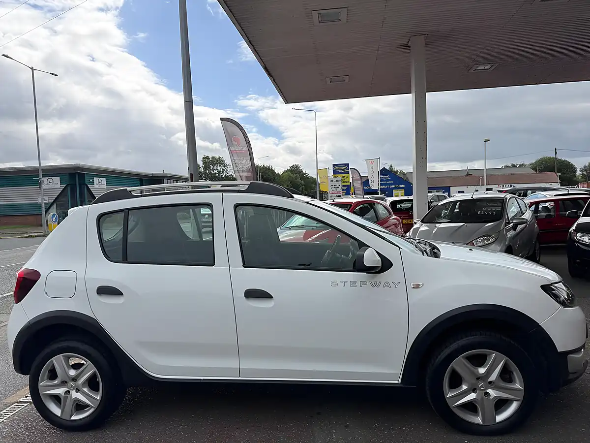 Used 2015 Dacia Sandero Stepway Laureate White - Interior and Exterior details 9