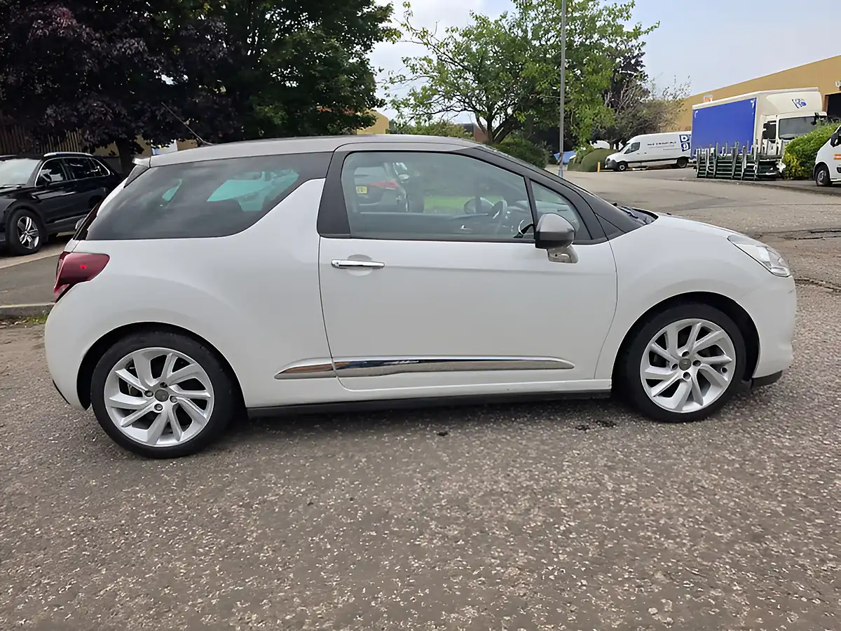 Used 2015 DS 3 D Style Nav White - Interior and Exterior details 17