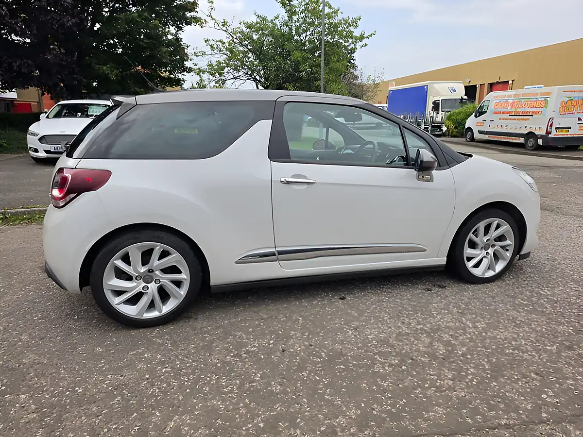 Used 2015 DS 3 D Style Nav White - Interior and Exterior details 4