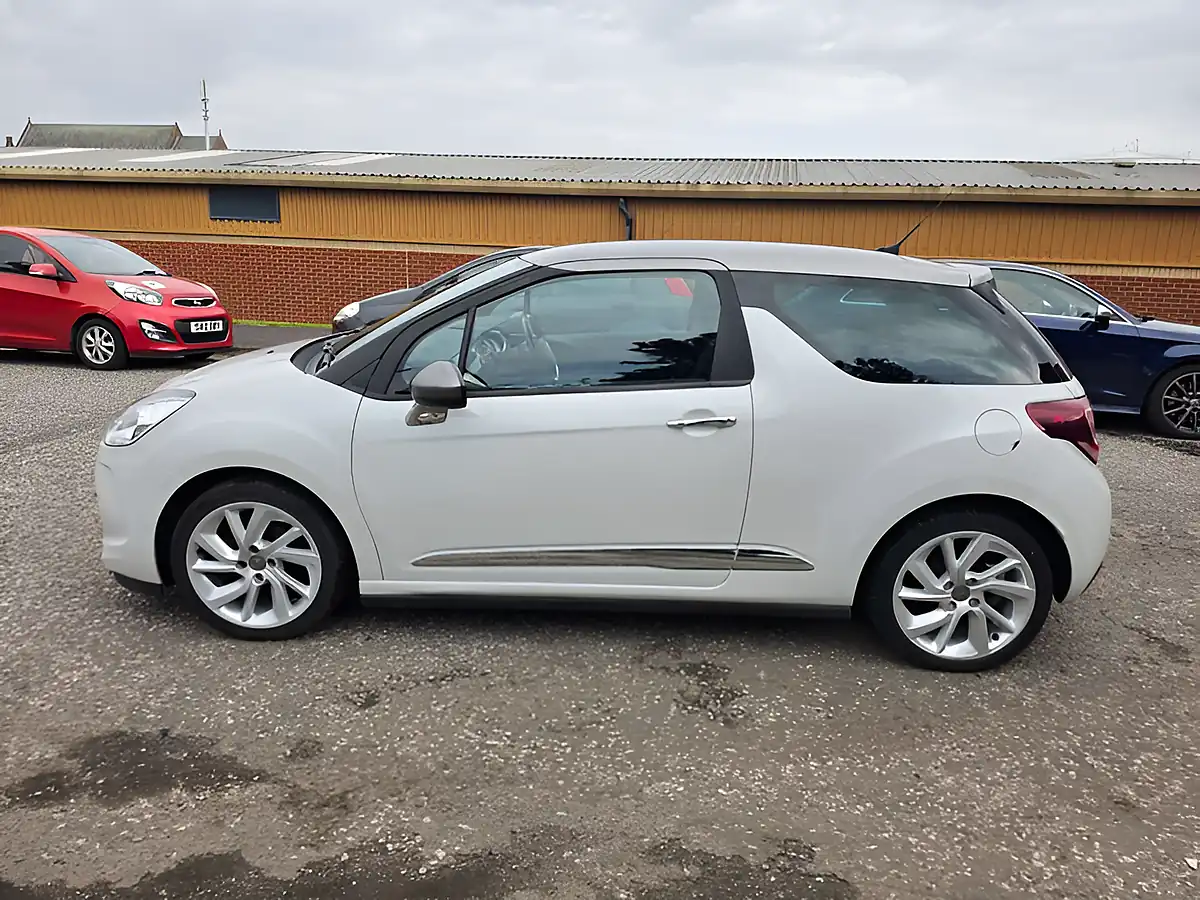 Used 2015 DS 3 D Style Nav White - Interior and Exterior details 5