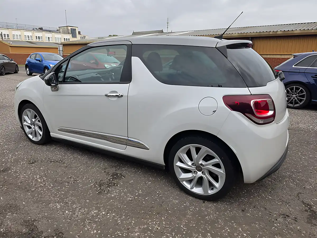Used 2015 DS 3 D Style Nav White - Interior and Exterior details 7