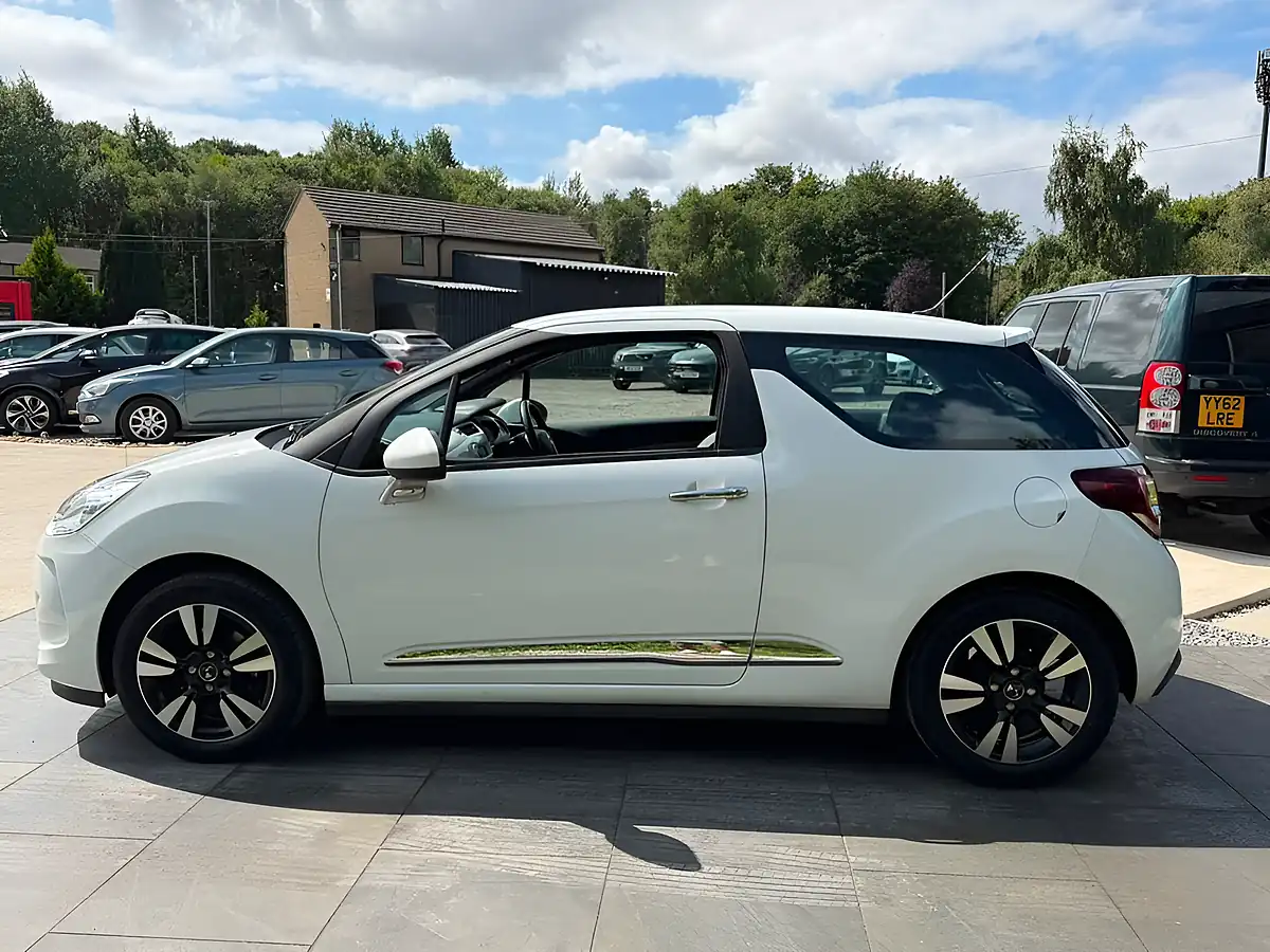 Used 2015 DS Automobiles DS 3 Dsign White - Interior and Exterior details 10