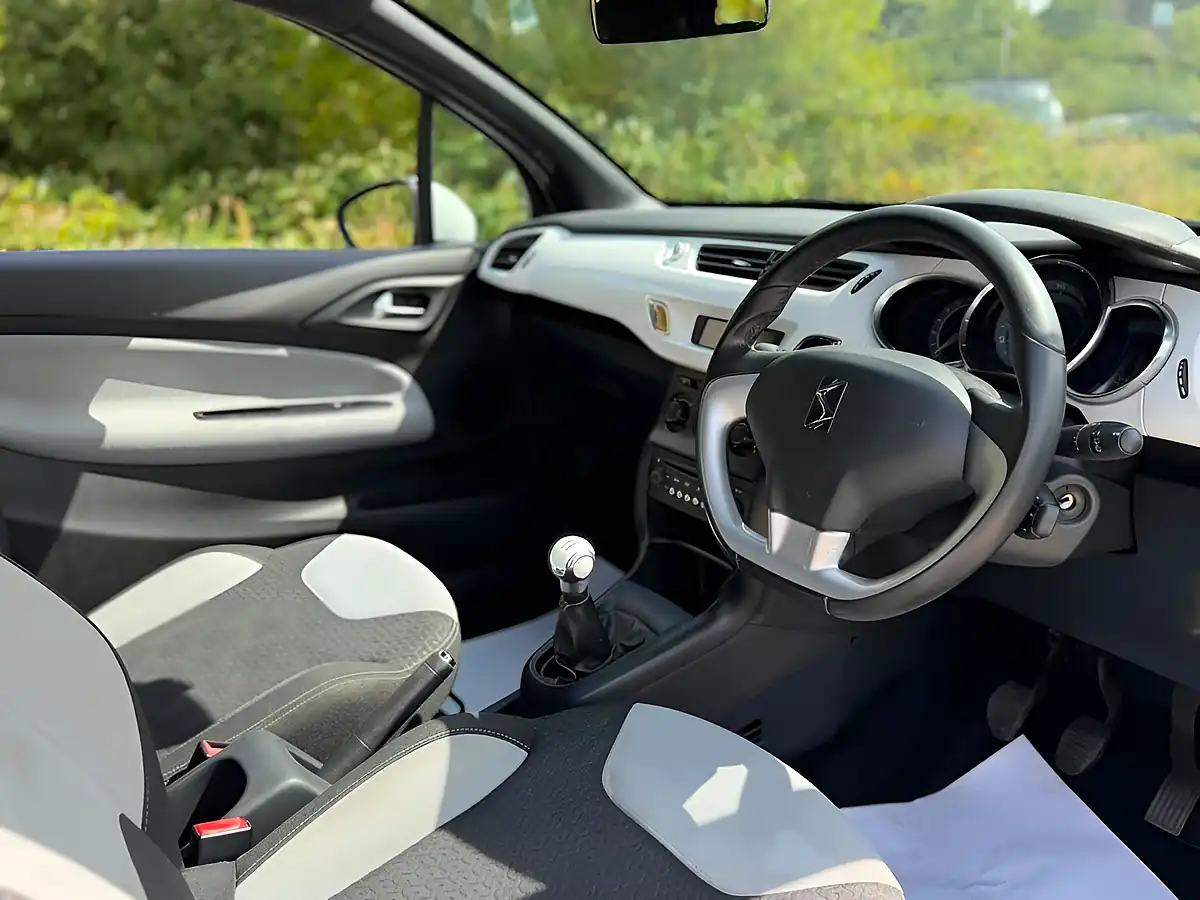 Used 2015 DS Automobiles DS 3 Dsign White - Interior and Exterior details 12