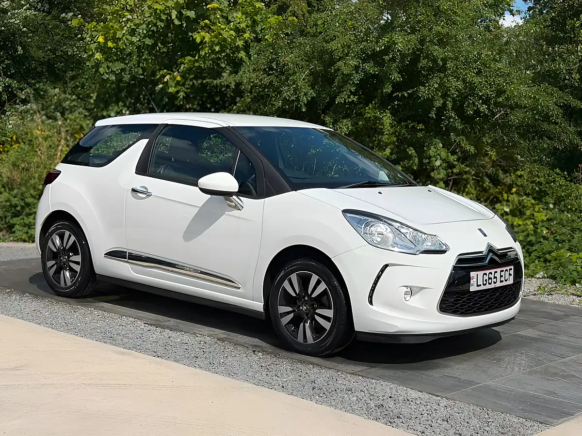 Used 2015 DS Automobiles DS 3 Dsign White - Interior and Exterior details 8