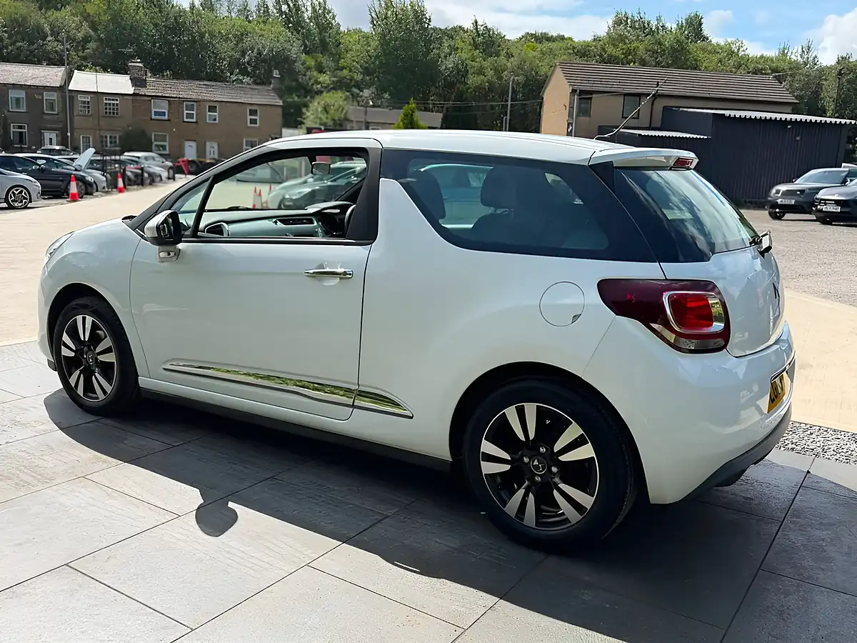 Used 2015 DS Automobiles DS 3 Dsign White - Interior and Exterior details 10