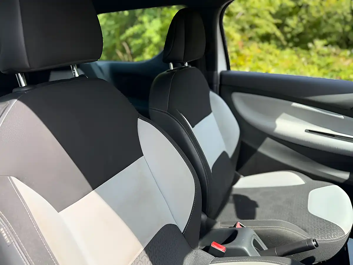 Used 2015 DS Automobiles DS 3 Dsign White - Interior and Exterior details 12