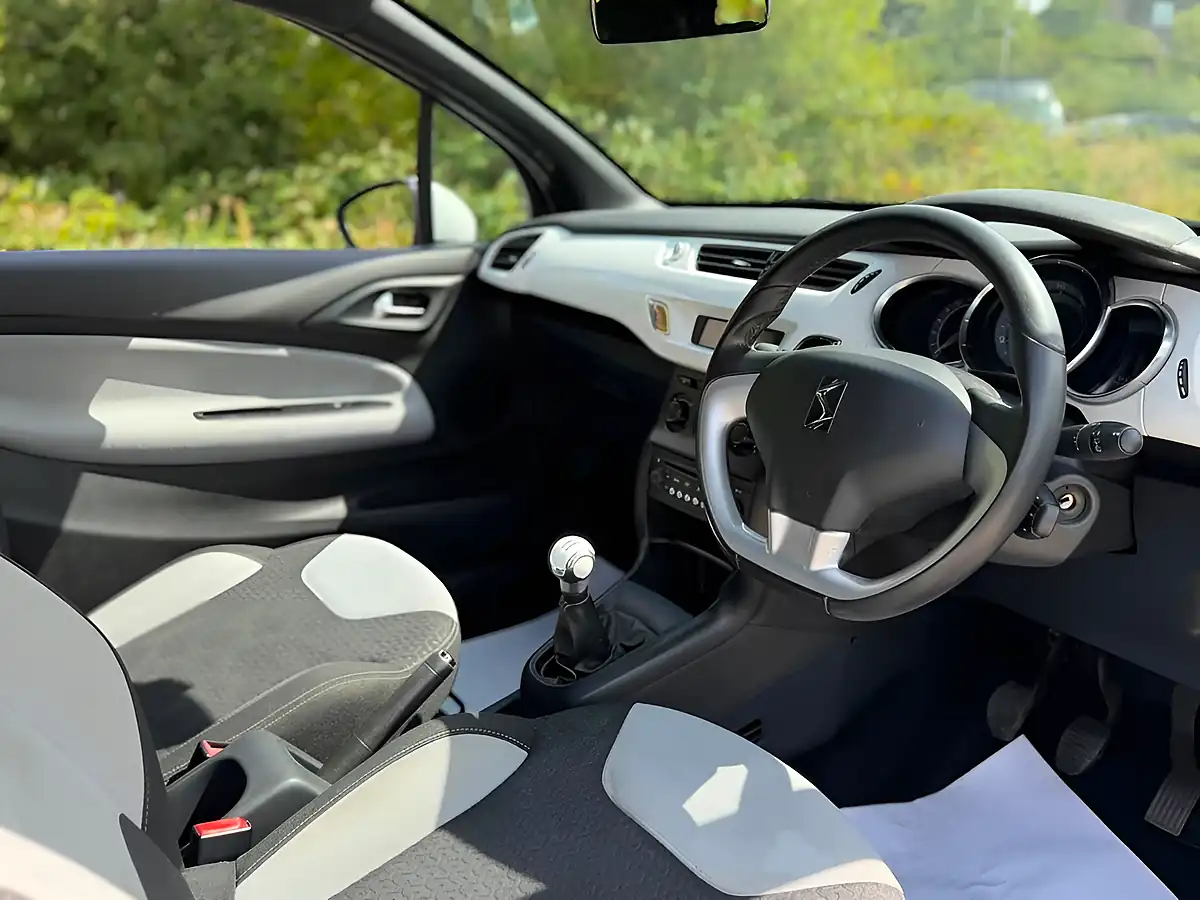 Used 2015 DS Automobiles DS 3 Dsign White - Interior and Exterior details 13