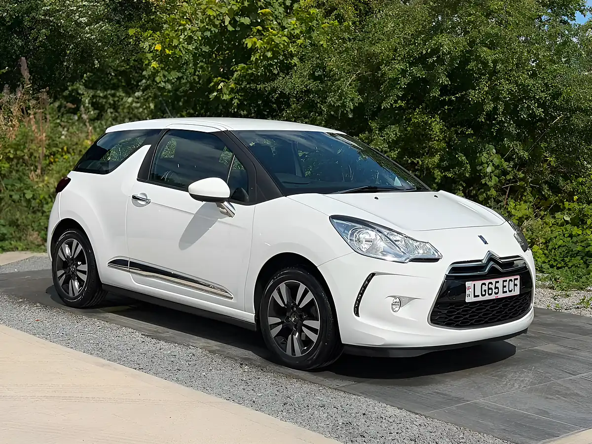Used 2015 DS Automobiles DS 3 Dsign White - Interior and Exterior details 3