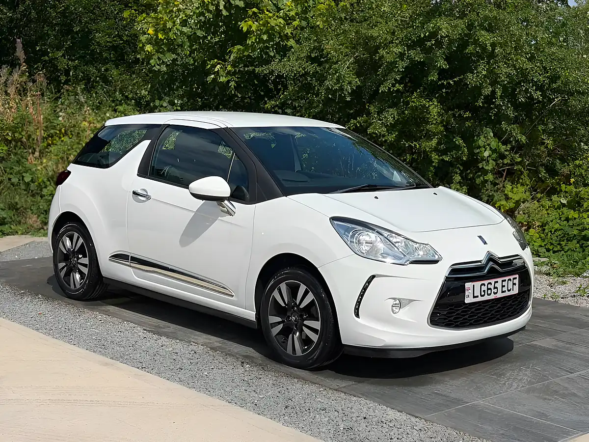 Used 2015 DS Automobiles DS 3 Dsign White - Interior and Exterior details 7