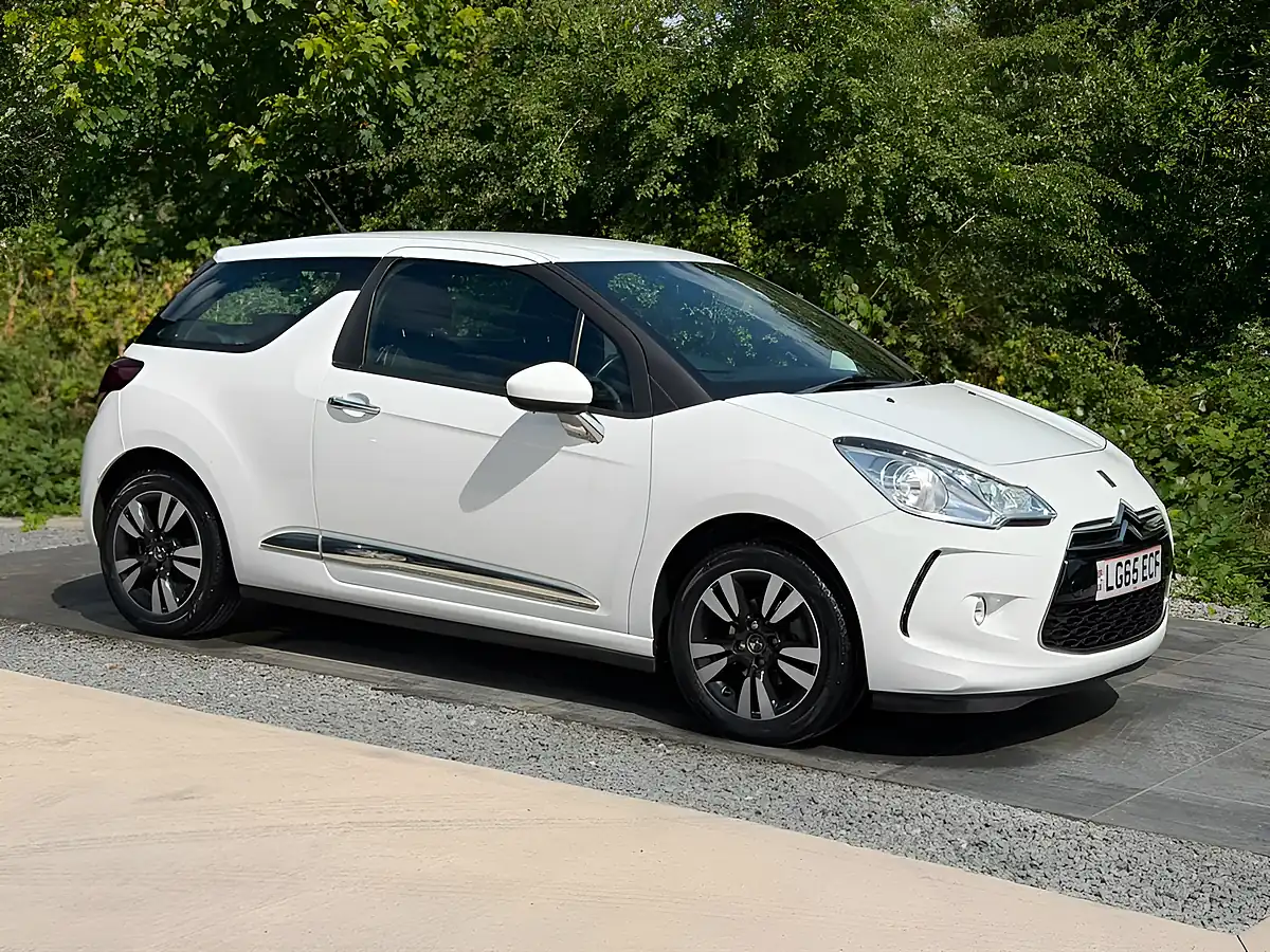 Used 2015 DS Automobiles DS 3 Dsign White - Interior and Exterior details 8