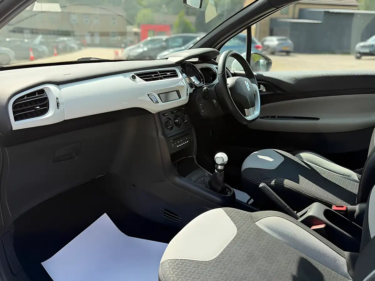 Used 2015 DS Automobiles DS 3 Dsign White - Interior and Exterior details 9