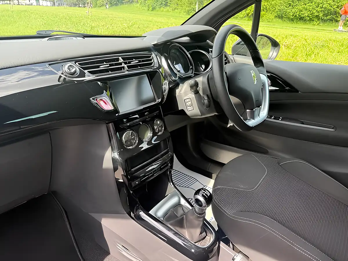 Used 2015 DS Automobiles DS 3 Dstyle Nav Blue - Interior and Exterior details 10