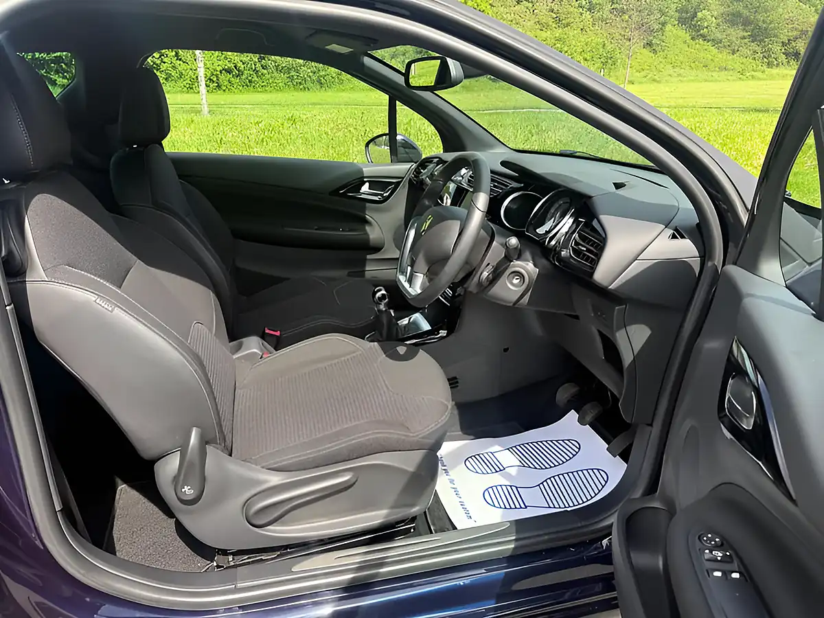 Used 2015 DS Automobiles DS 3 Dstyle Nav Blue - Interior and Exterior details 14