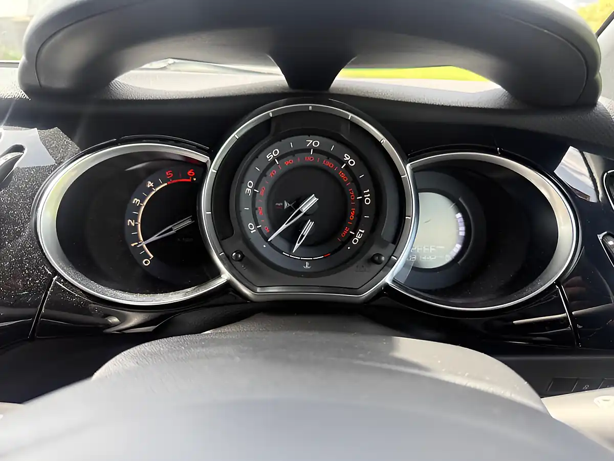 Used 2015 DS Automobiles DS 3 Dstyle Nav Blue - Interior and Exterior details 18