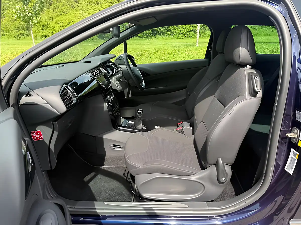 Used 2015 DS Automobiles DS 3 Dstyle Nav Blue - Interior and Exterior details 6
