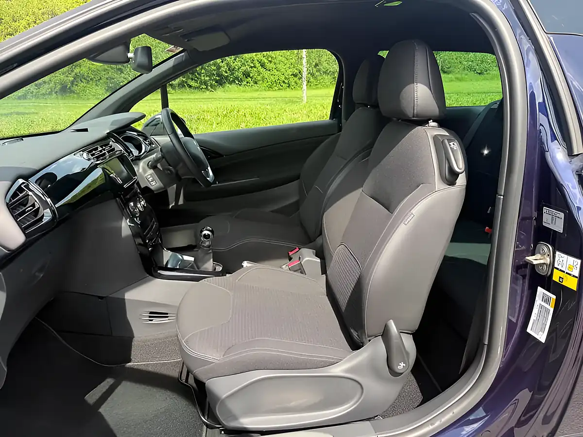 Used 2015 DS Automobiles DS 3 Dstyle Nav Blue - Interior and Exterior details 9