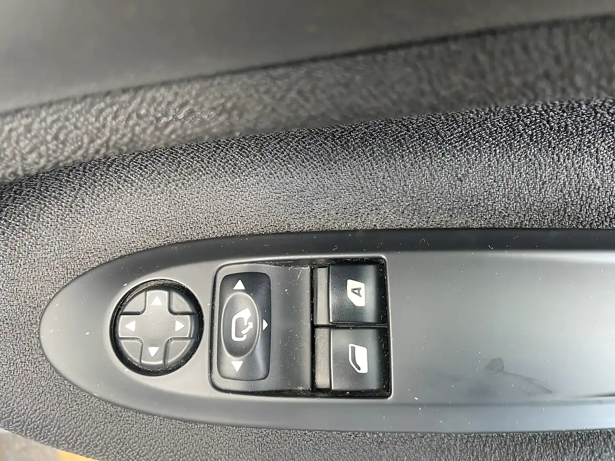 Used 2015 DS Automobiles DS 3 Dstyle Silver - Interior and Exterior details 13
