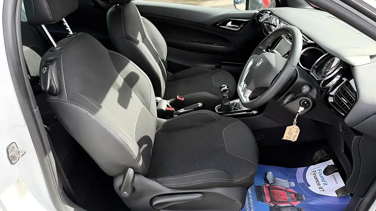 Used 2015 DS Automobiles DS 3 Dstyle White - Interior and Exterior details 13