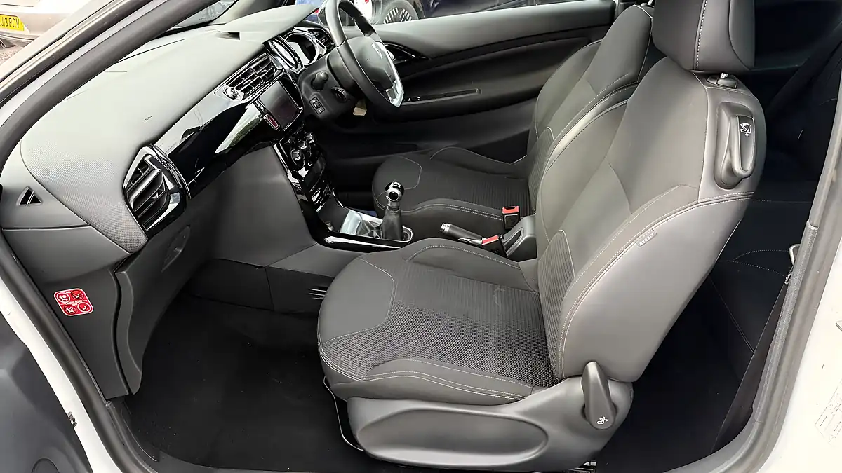 Used 2015 DS Automobiles DS 3 Dstyle White - Interior and Exterior details 16