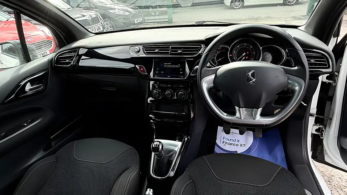 Used 2015 DS Automobiles DS 3 Dstyle White - Interior and Exterior details 9