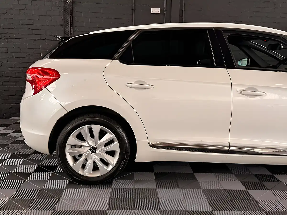Used 2015 DS Automobiles DS 5 Elegance Pearl White - Interior and Exterior details 14